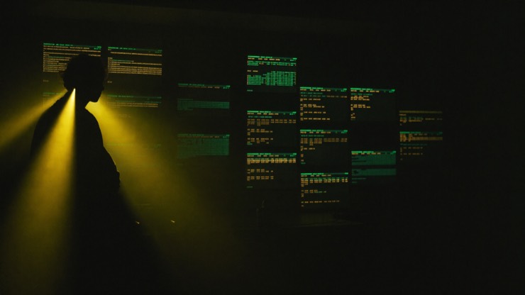 Painel de gráficos num centro de controle escuro