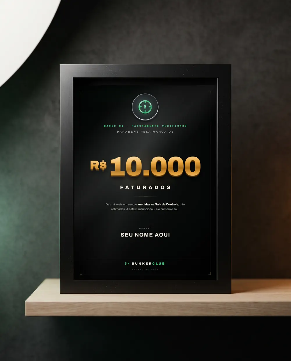 Quadro do marco de R$ 10.000 do Bunker Club numa prateleira